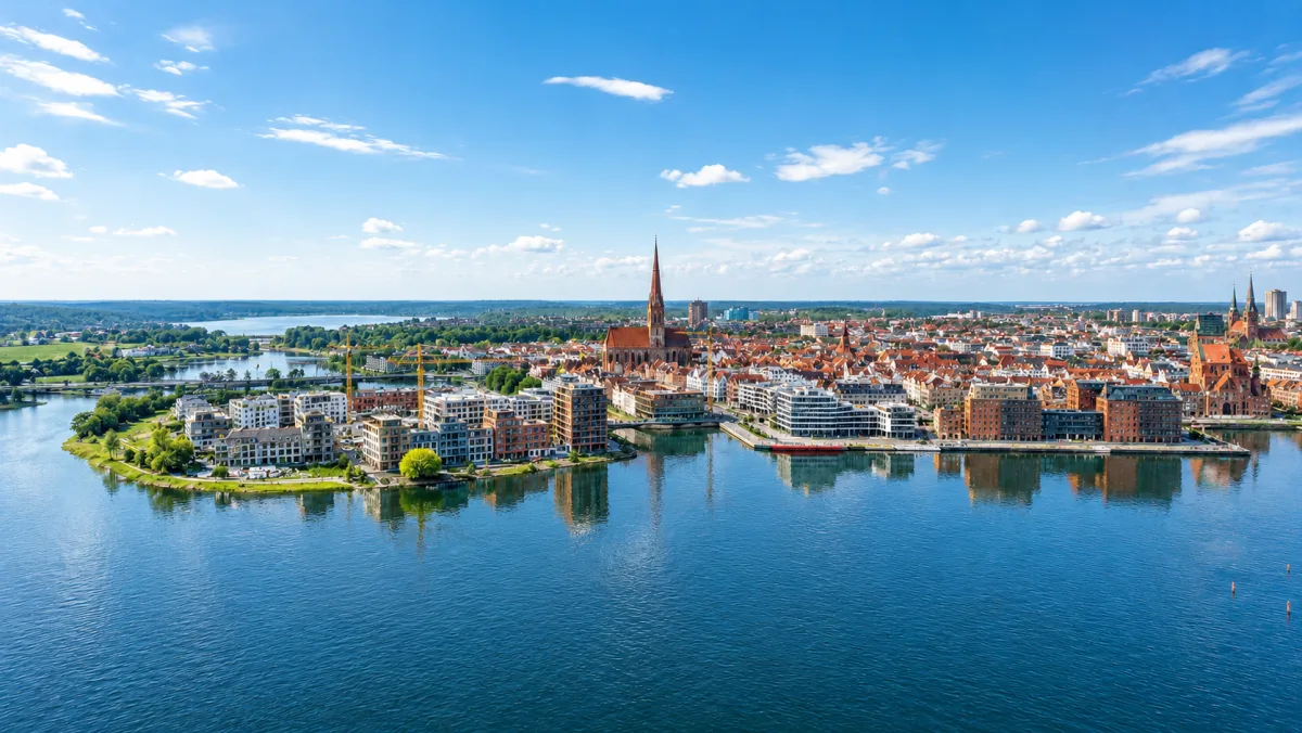 Hautarzt in Rostock – Dr. Dr. Ole Jung, Blick über Stadthafen und Warnow